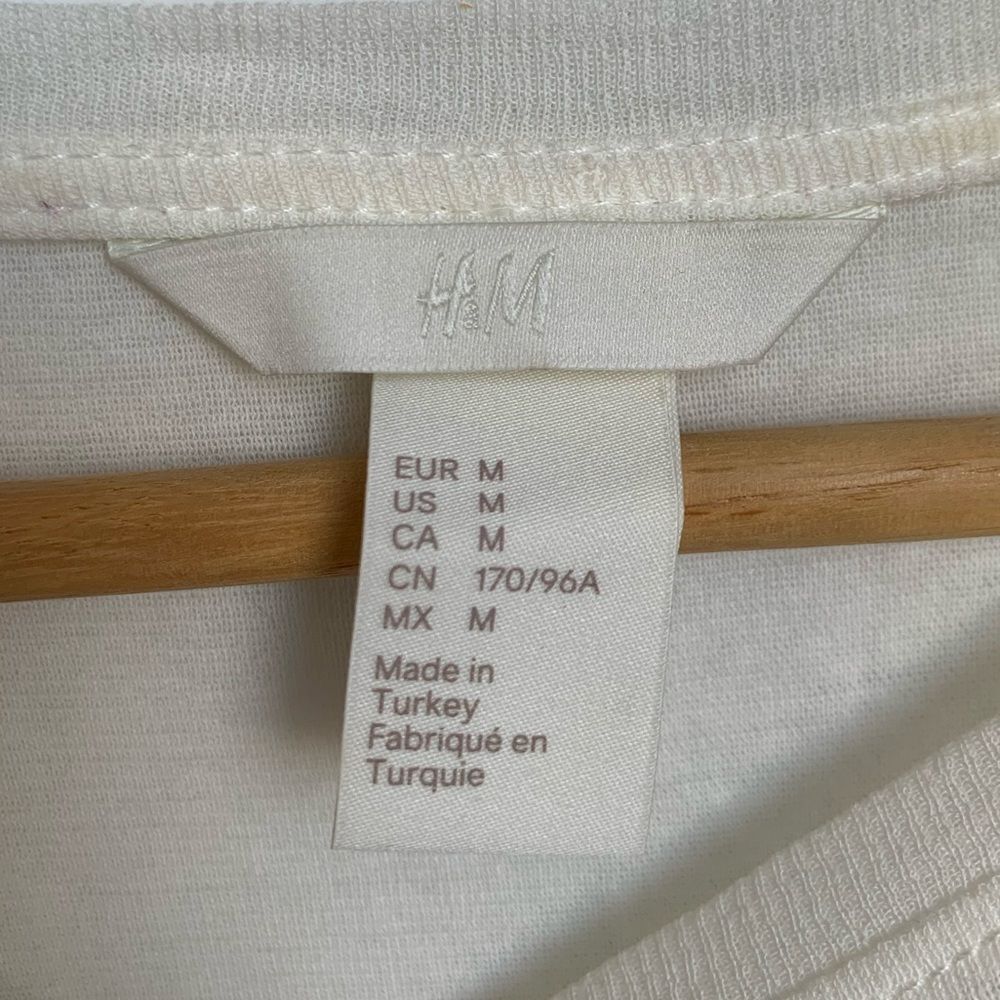 NWOT Ruffle sleeve top - Picture 5 of 7